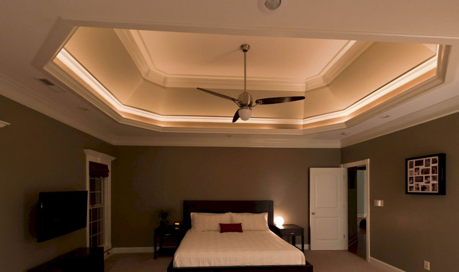 Гипсокартоновый потолок с подсветкой в спальне