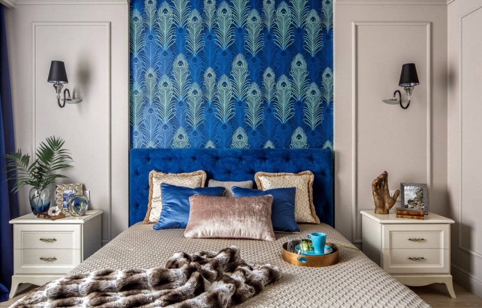 Спальня с синими обоями с рисунком