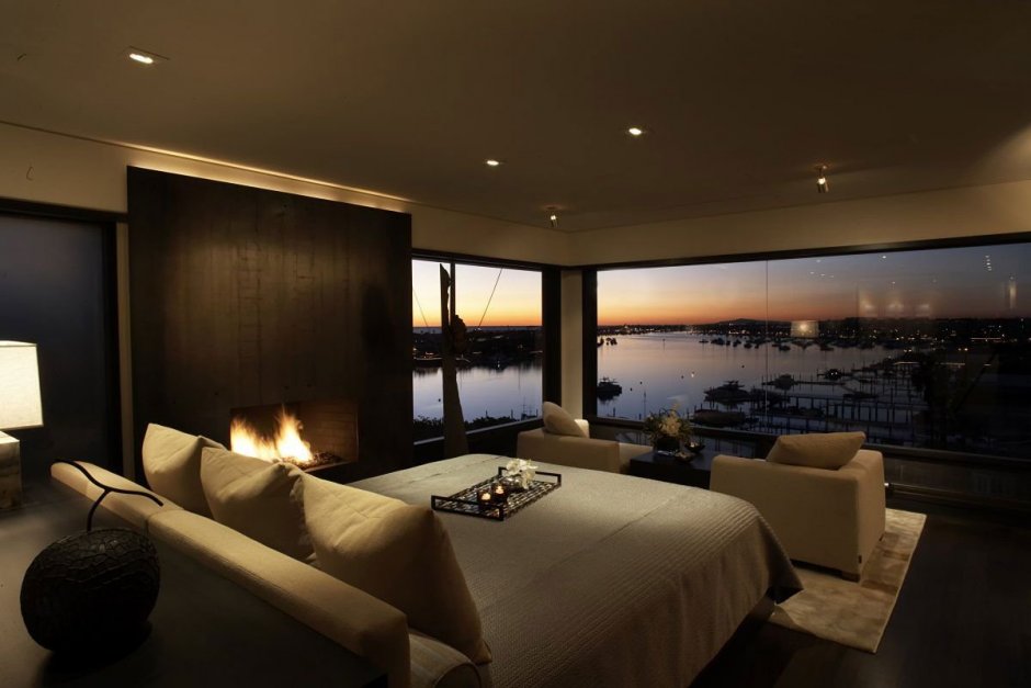 Спальня с панорамными окнами камин