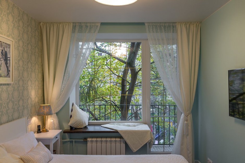 Шторы для окна с балконом в спальне