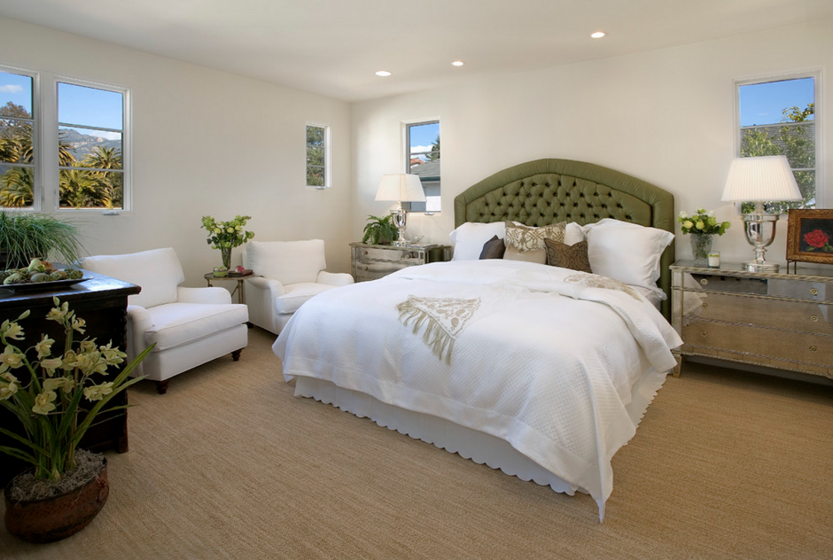 Зеленый ковролин в интерьере спальни
