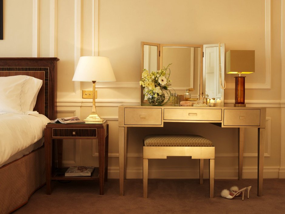 Туалетный столик с зеркалом в интерьере