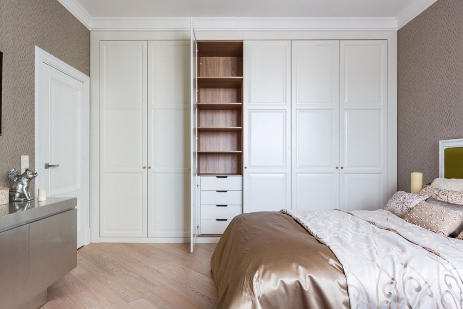 Встроенный шкаф в спальню с распашными дверями