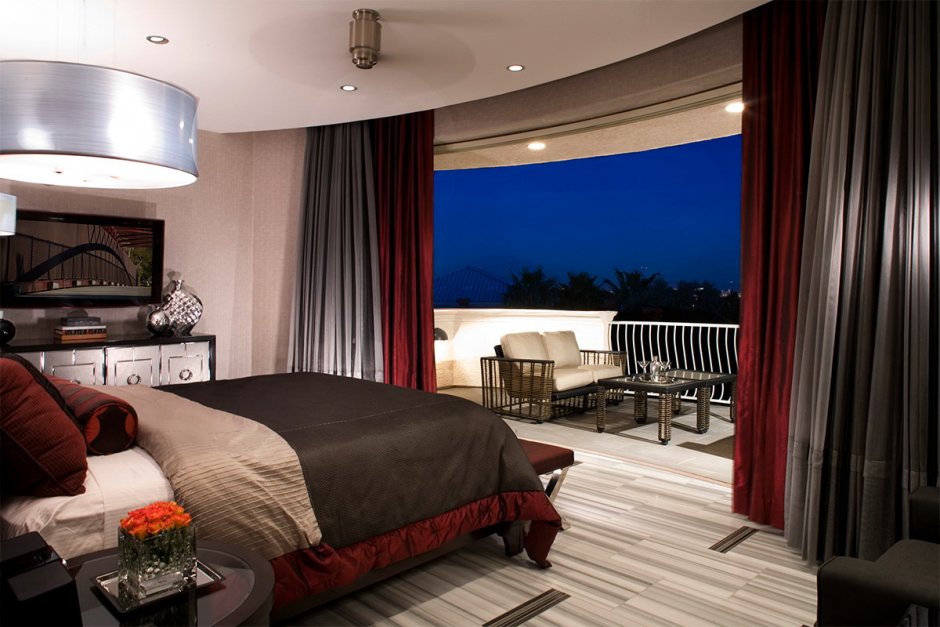 Красивые спальни с балконом