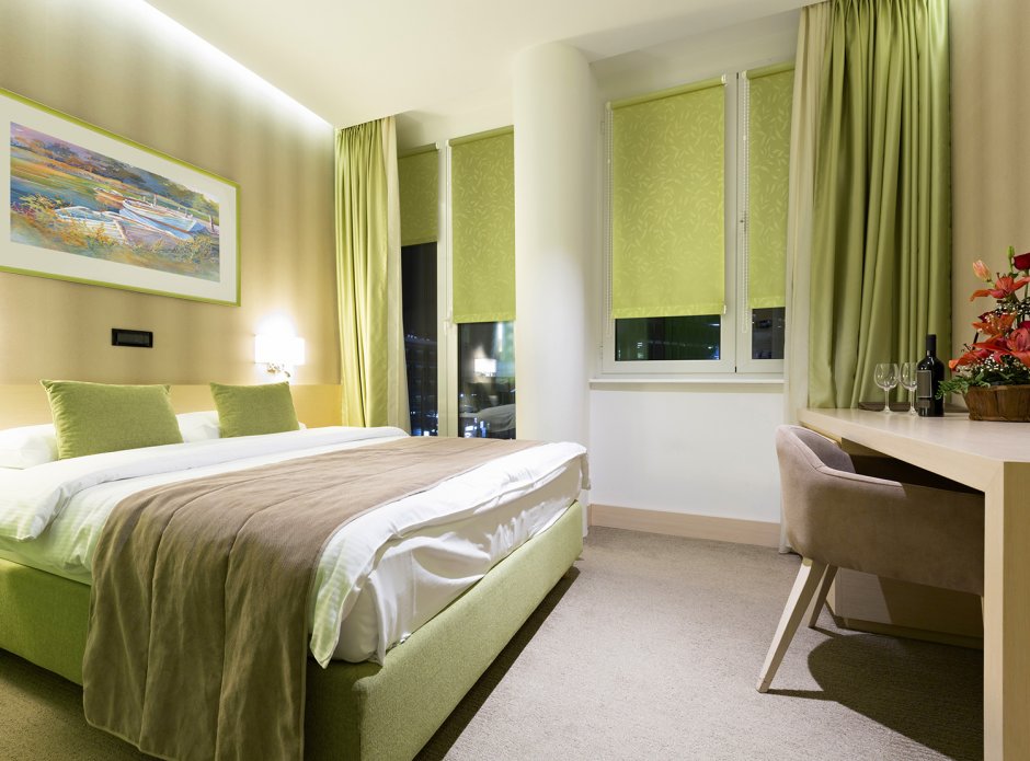 Спальня в фисташковых тонах