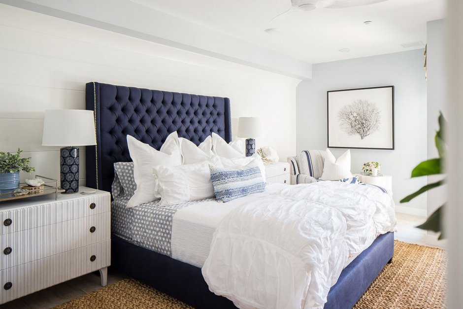 Белая спальня с синей кроватью
