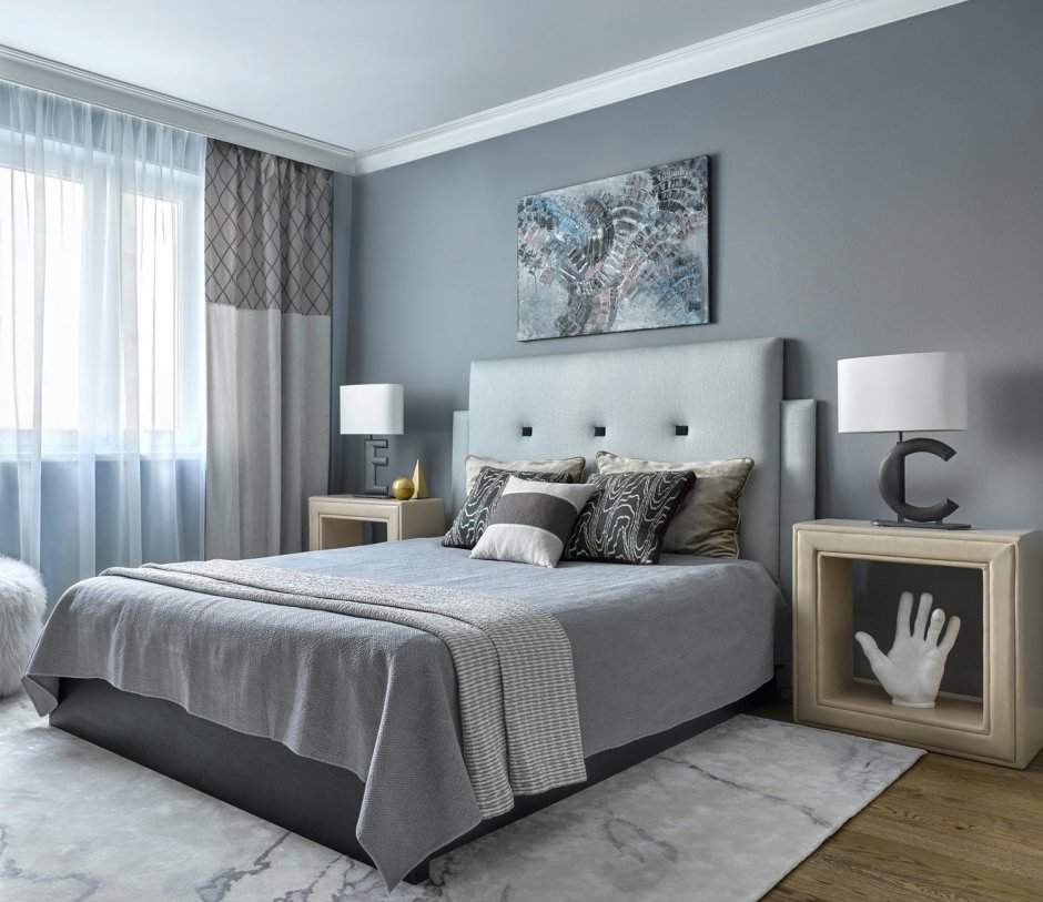 Кровать в спальню с серыми стенами