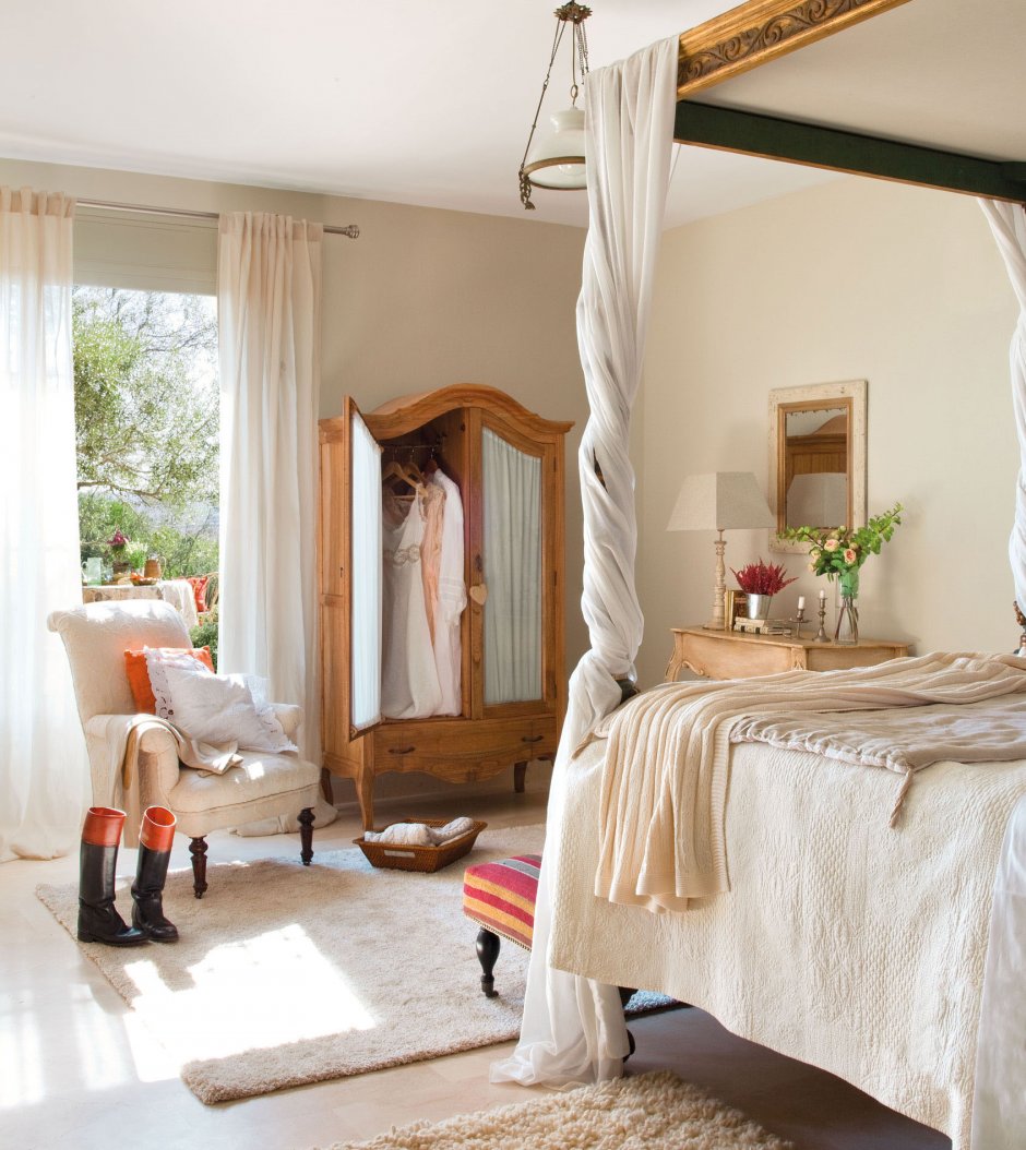 Спальня в классическом стиле с коричневой мебелью