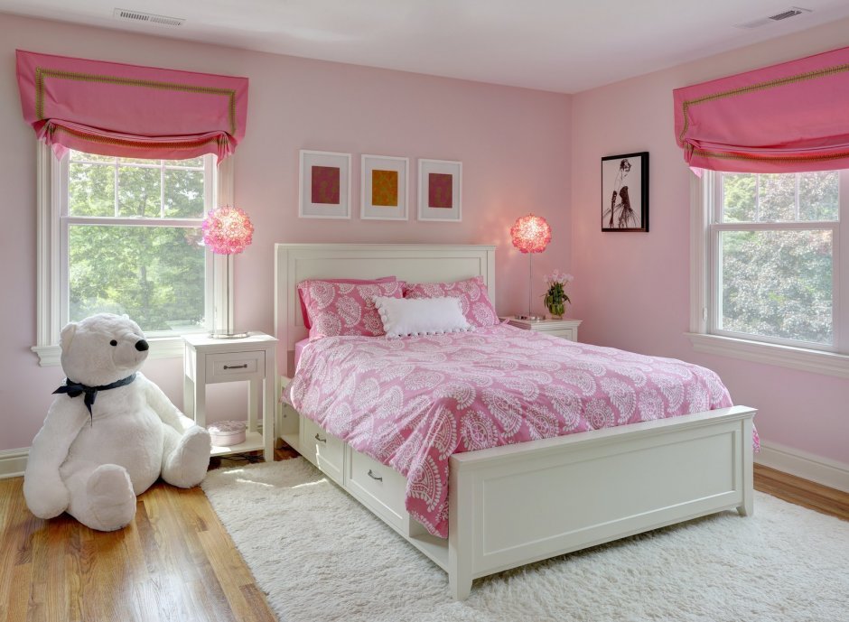 Бело розовая детская комната