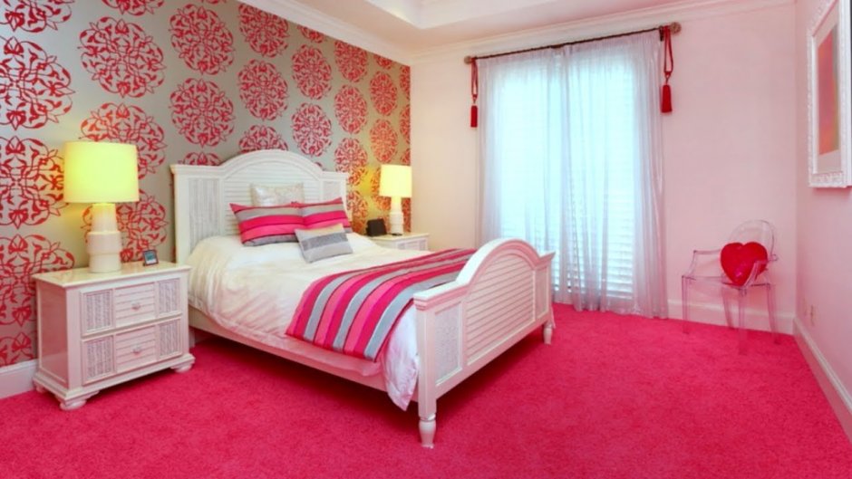 Спальни яркие розового