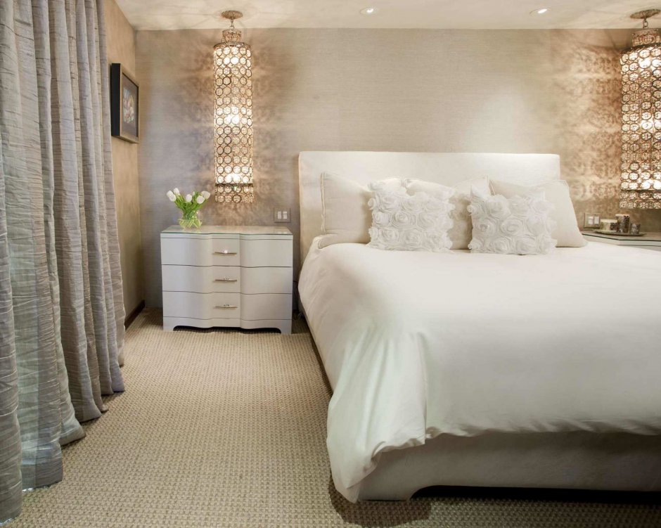 Интерьера маленькой спальни с ковролином