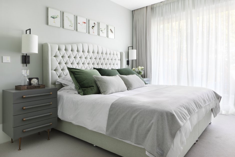 Сочетание серого и зеленого в интерьере спальни