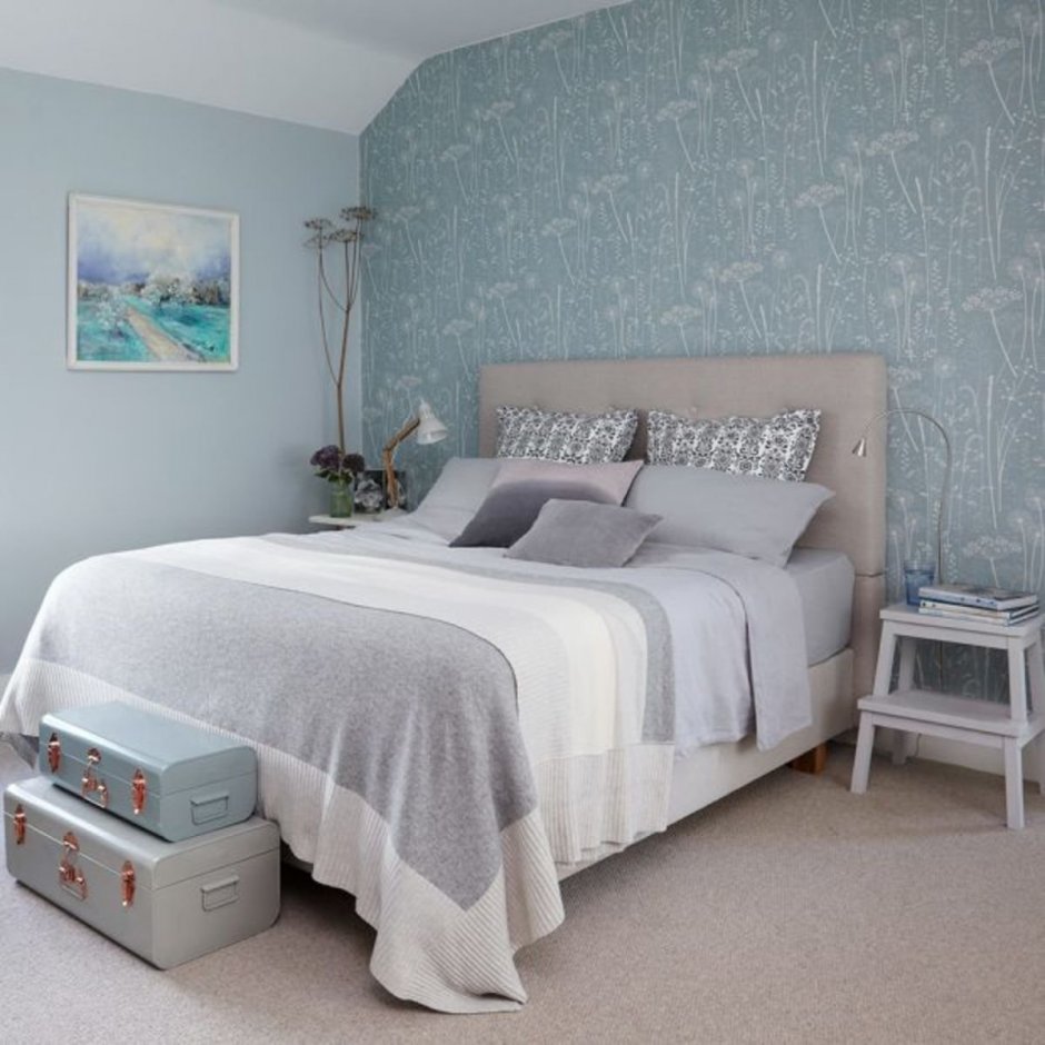 Серо-голубой цвет стен в спальне