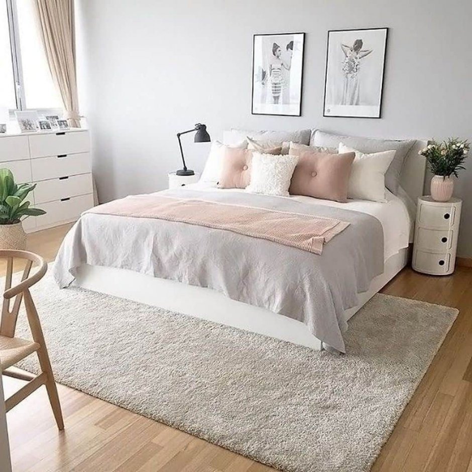Кровать белого цвета в спальню