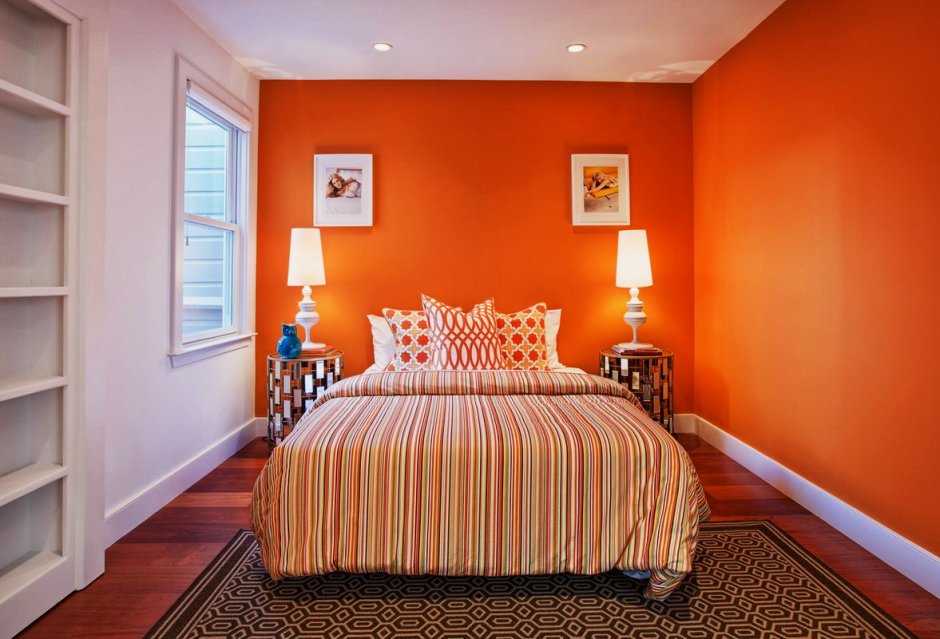 Интерьер спальни в оранжевых тонах