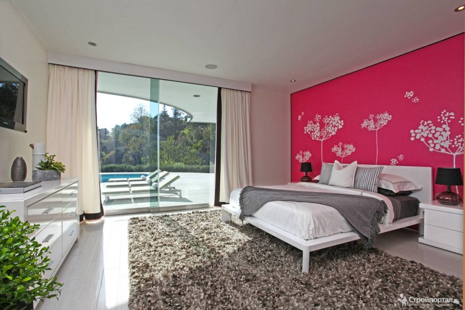 Спальня в розовых тонах с акцентной стеной