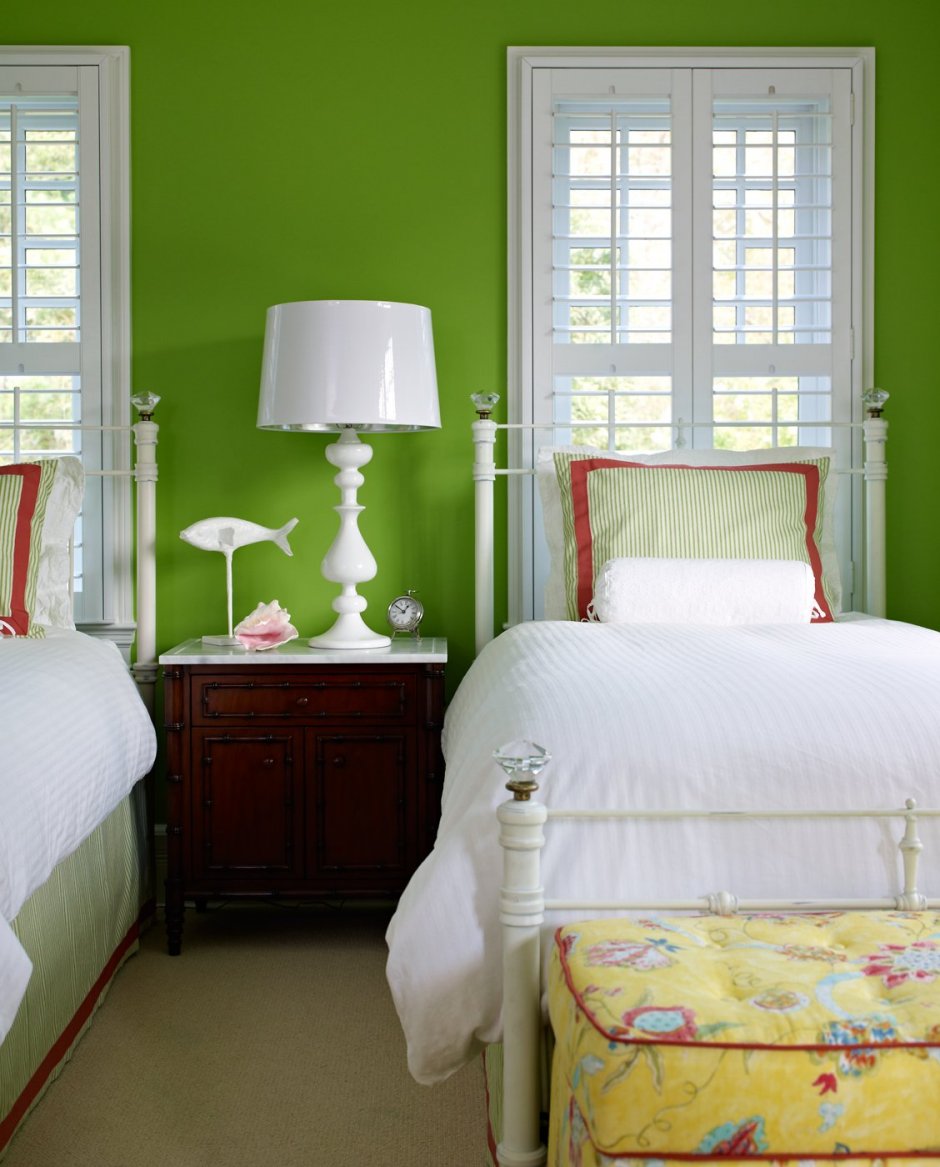 Бело зеленая спальня