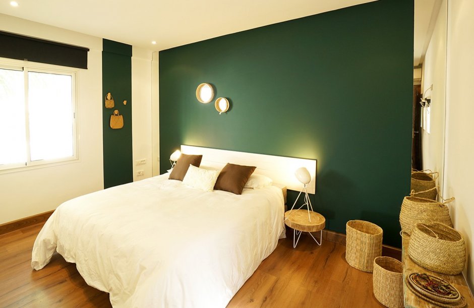 Зелено бежевые стены в спальне
