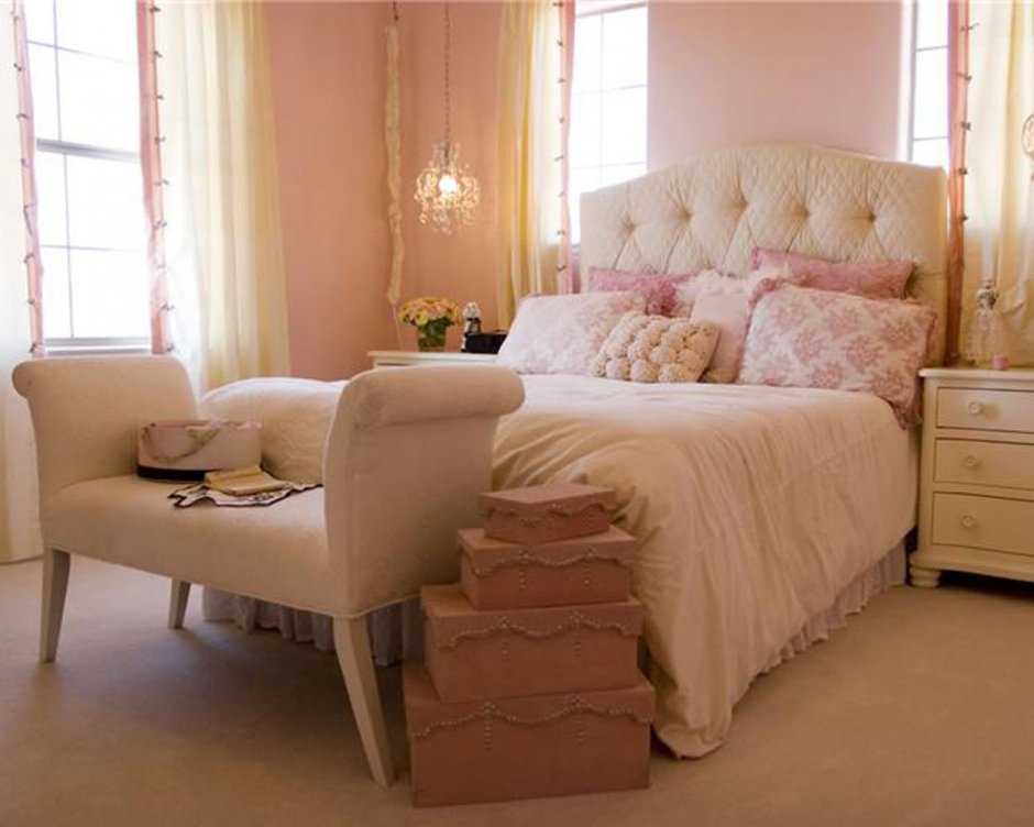Персиковая спальня с белой мебелью