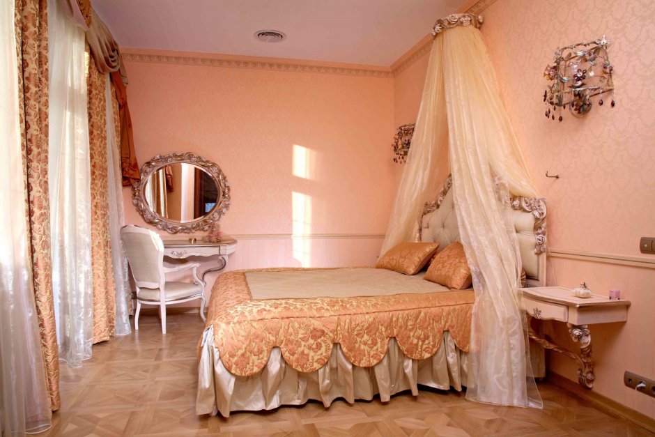 Персиковая спальня в классическом стиле