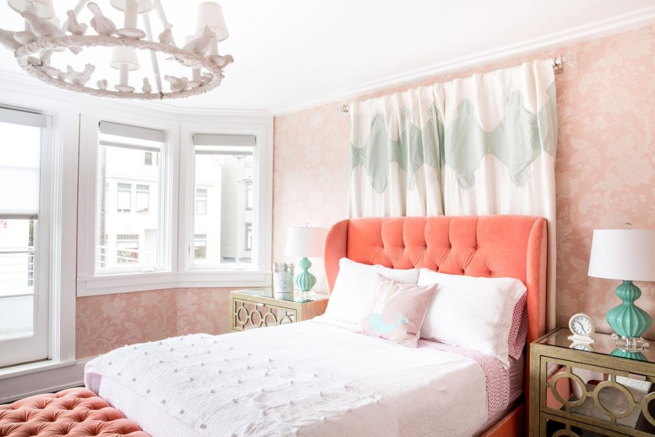 Спальня в персиковых тонах с белой мебелью
