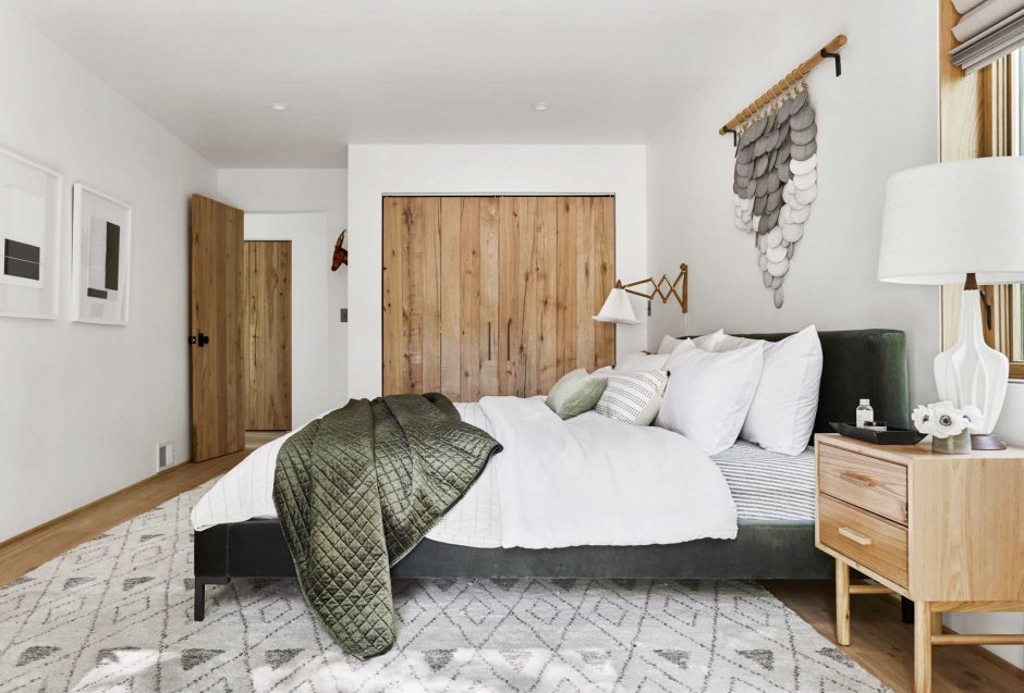 Маленькая спальня в скандинавском стиле с бамбуковыми шторами
