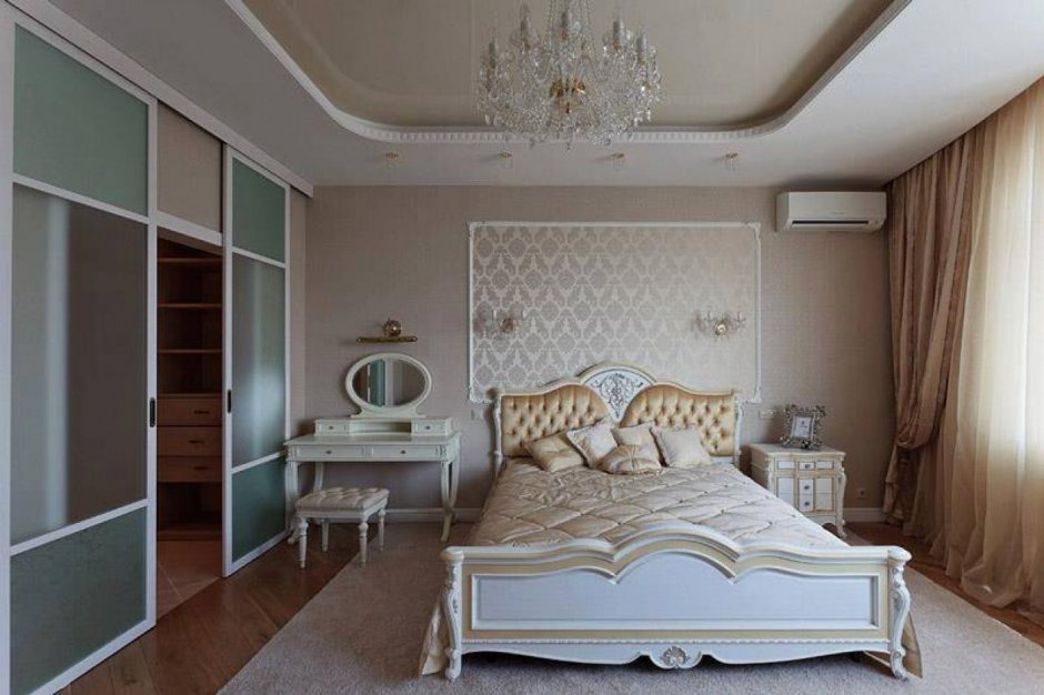 Спальня в классическом стиле с молдингами