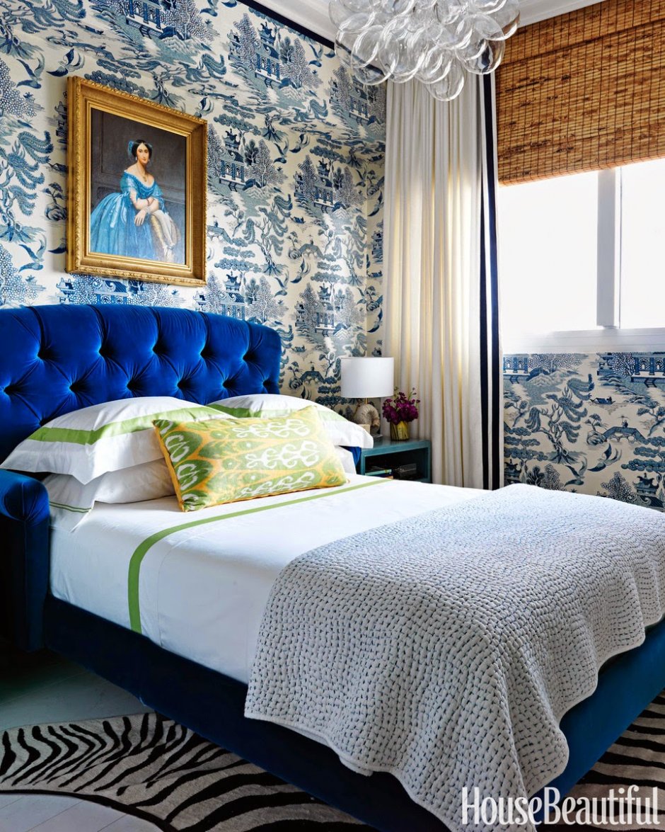 Спальня с синей кроватью