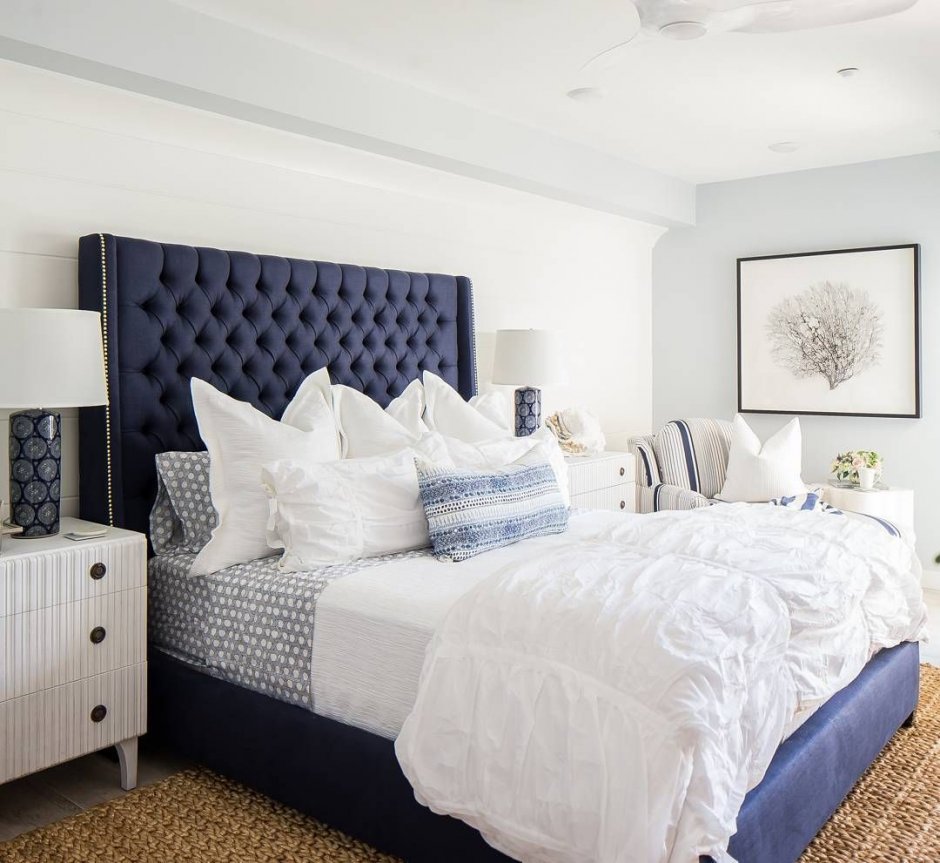 Синяя кровать в белом интерьере