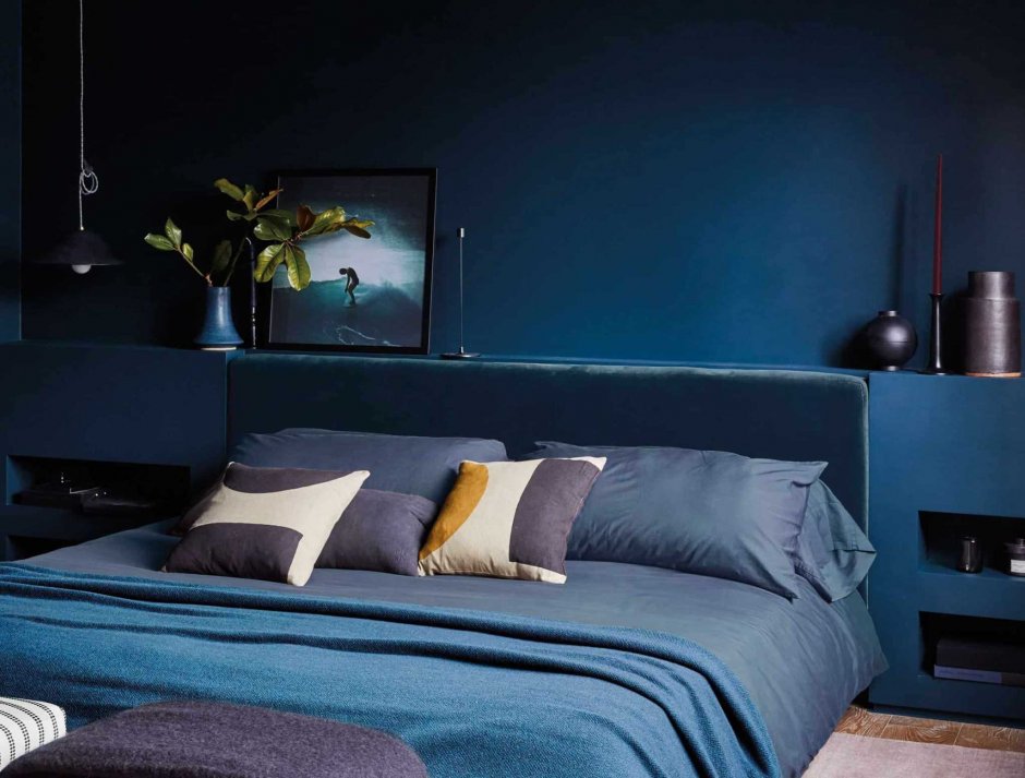 Спальня дизайн 12 кв.м в темно сине белом фоне