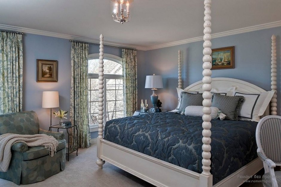 Голубая кровать в классическом стиле в интерьере