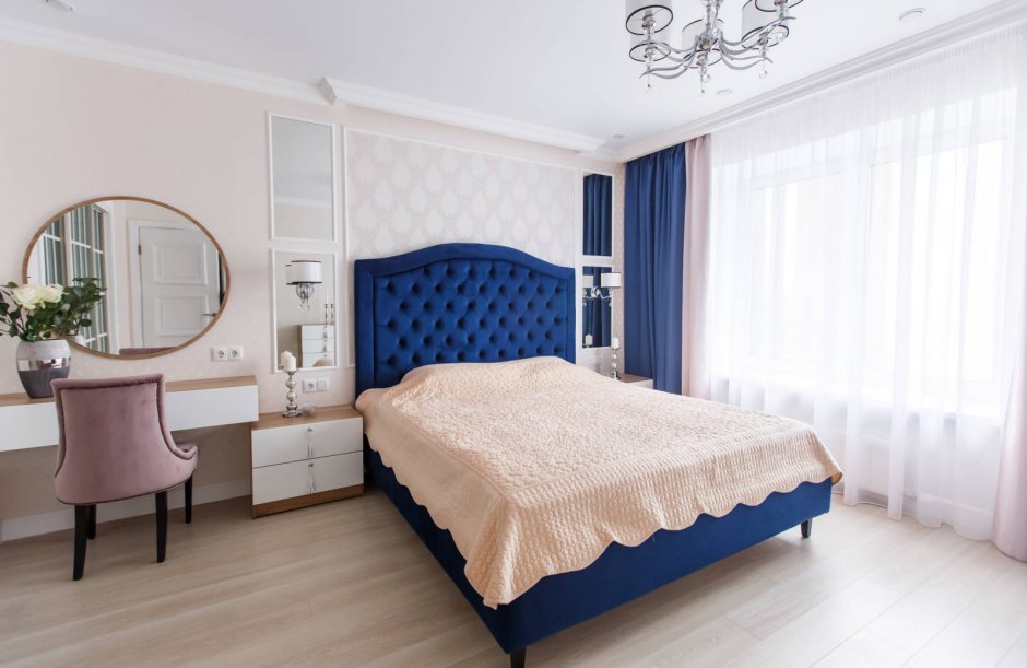 Синяя кровать с мягким изголовьем в интерьере спальни