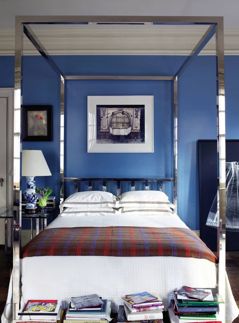 Интерьер спальни с синей кроватью