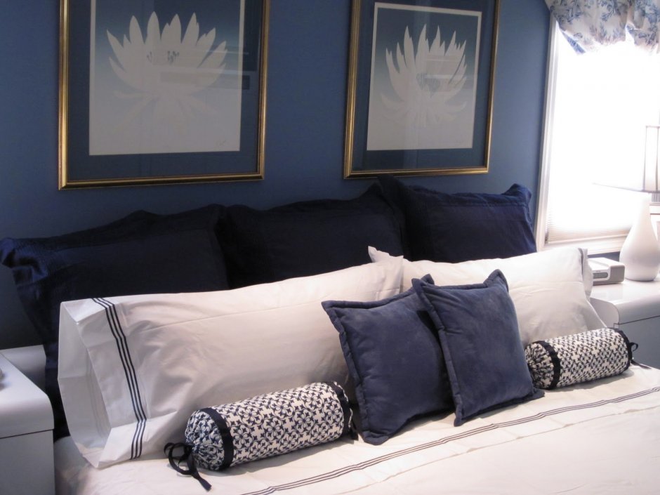 Декоративные подушки на кровати в интерьере