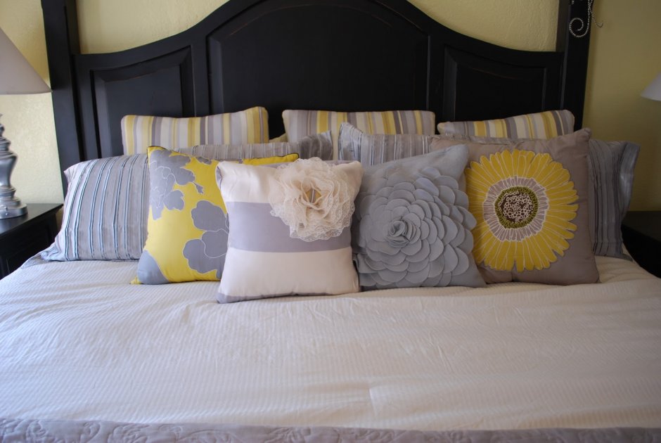 Декоративные подушки в интерьере спальни