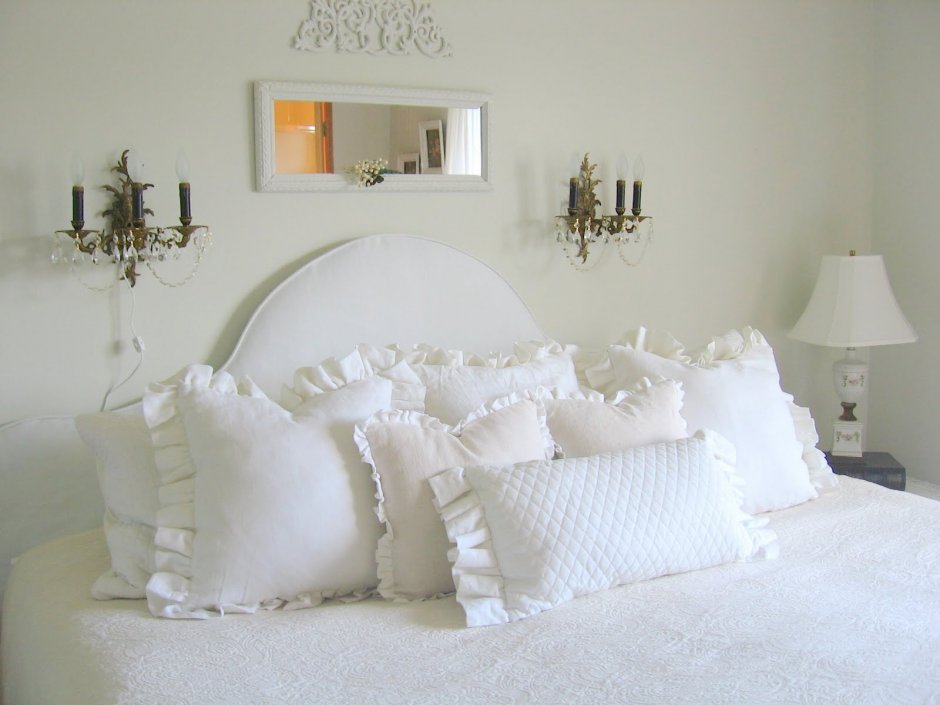 Декоративные подушки на кровать в белой спальне