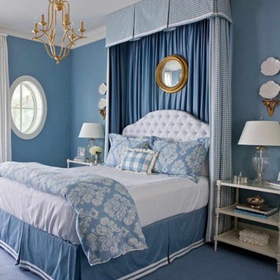Бежевая спальня с синими шторами