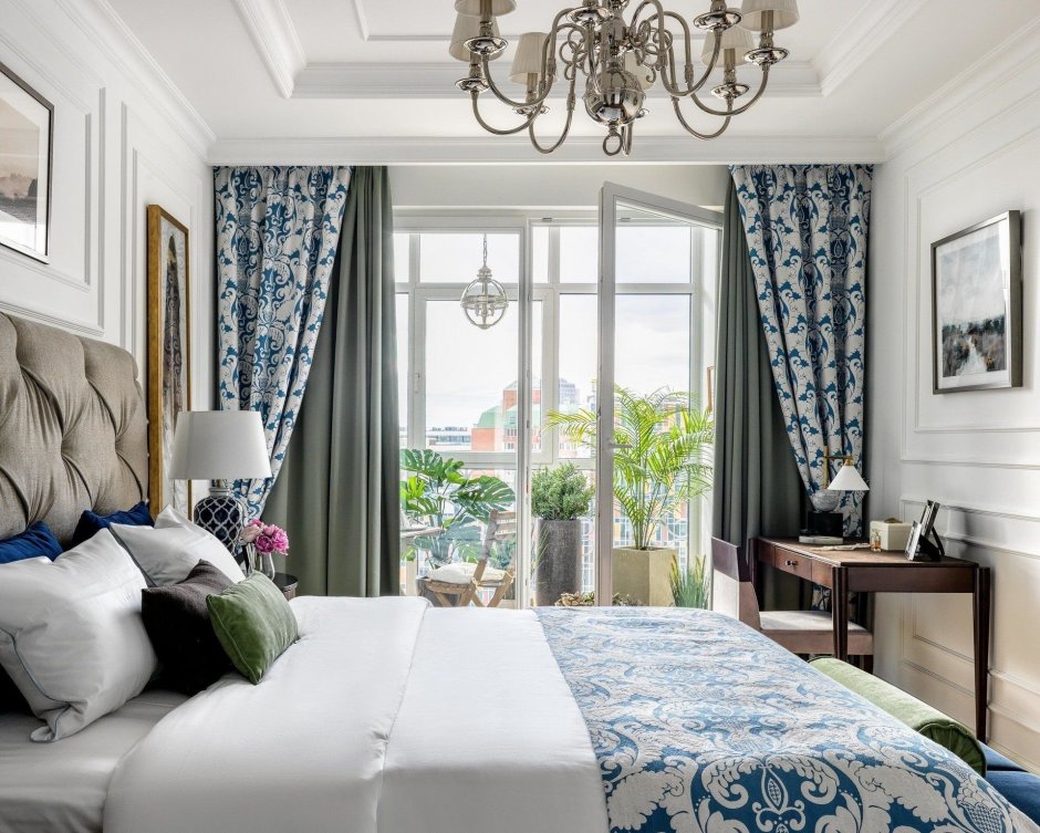 Интерьер спальни с синими шторами в неоклассическом стиле