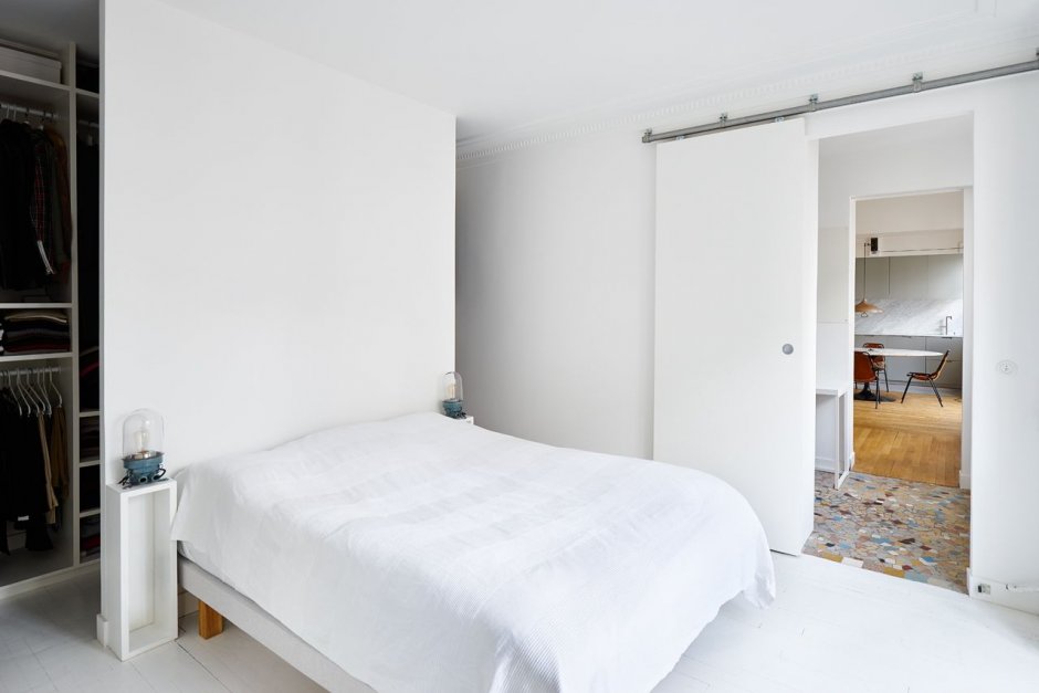 Белая спальня с гардеробом за кроватью