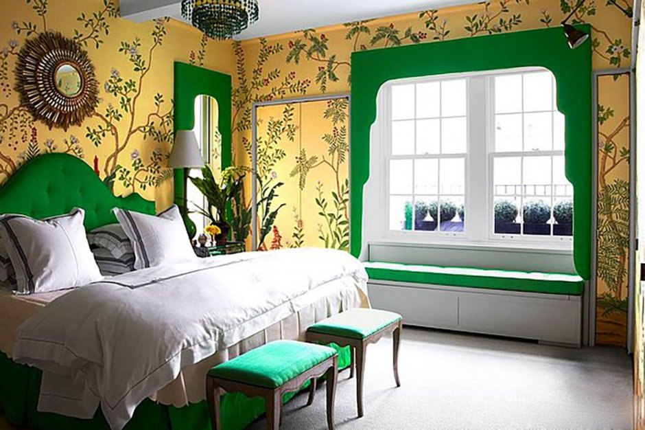 Комната с зелеными изумрудными обоями