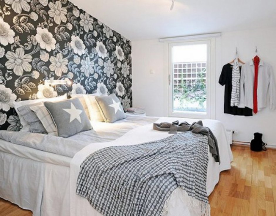 Спальня в скандинавском стиле с комбинированными обоями