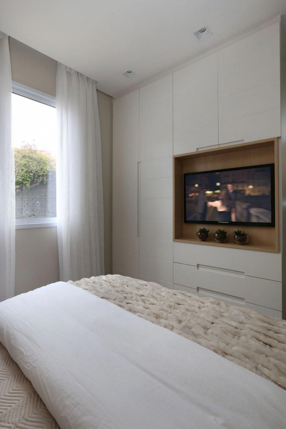 Маленькая спальня с телевизором