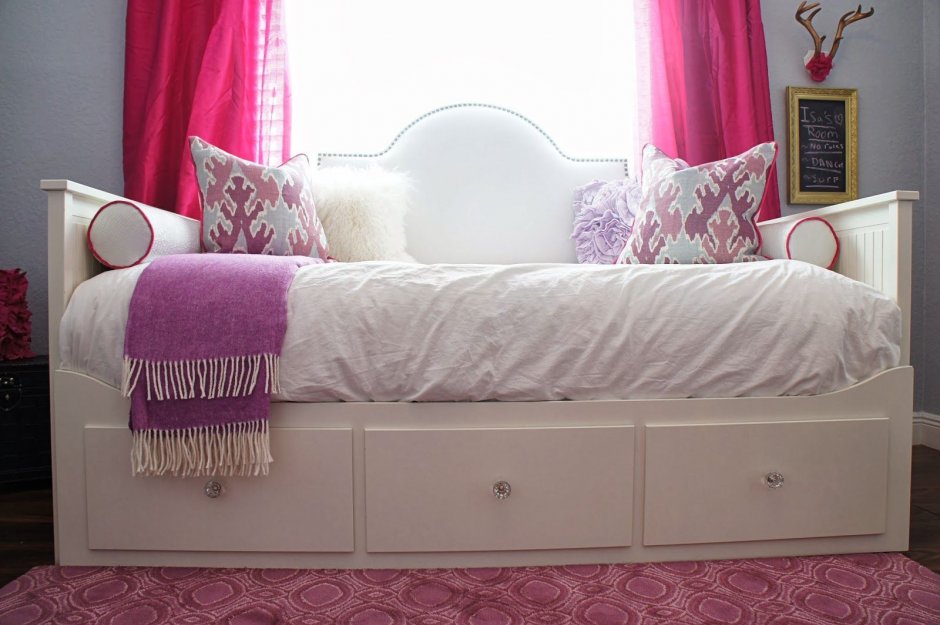 Односпальная кровать с подушками