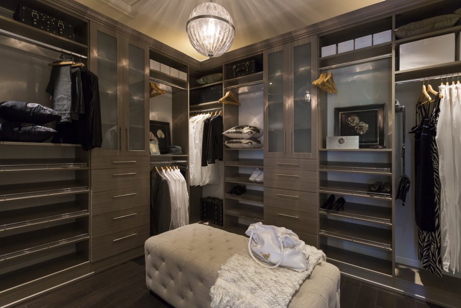 Шикарная спальня с гардеробной