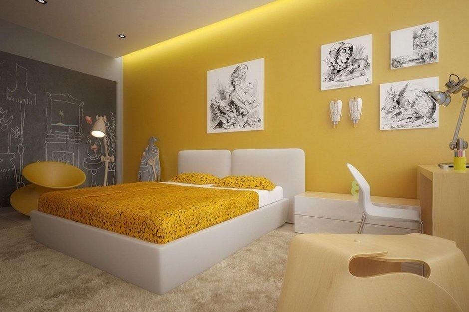Желтые стены кровать