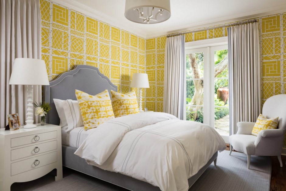 Спальня в классическом стиле в светло желтых тонах