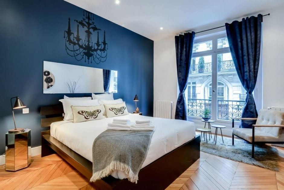 Современная спальня с темно синими шторами
