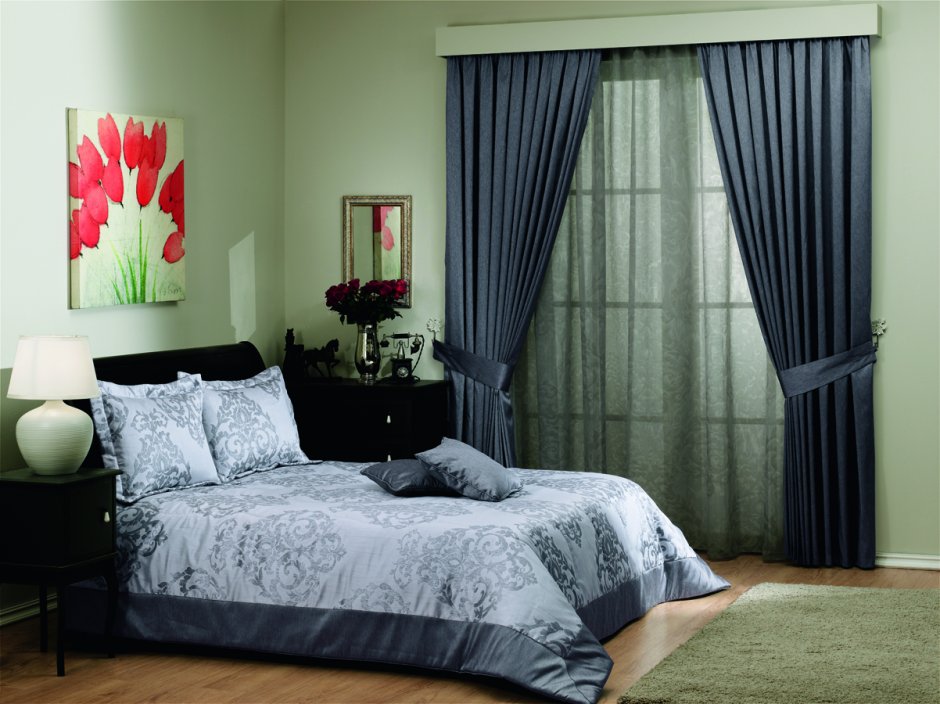 Спальня с серым покрывалом