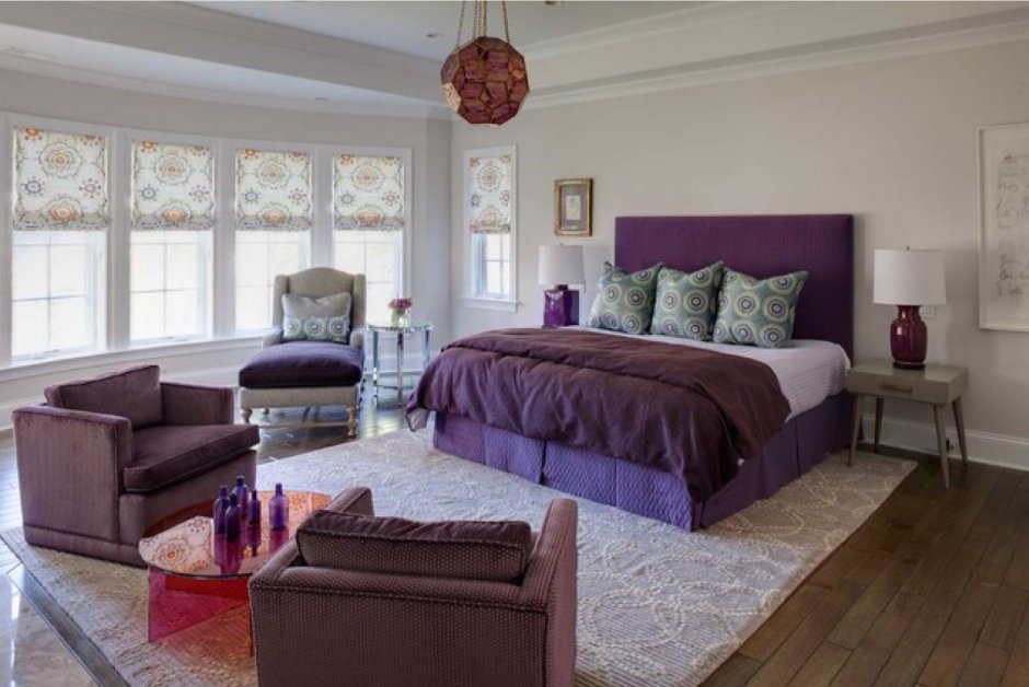Спальня с фиолетовой кроватью