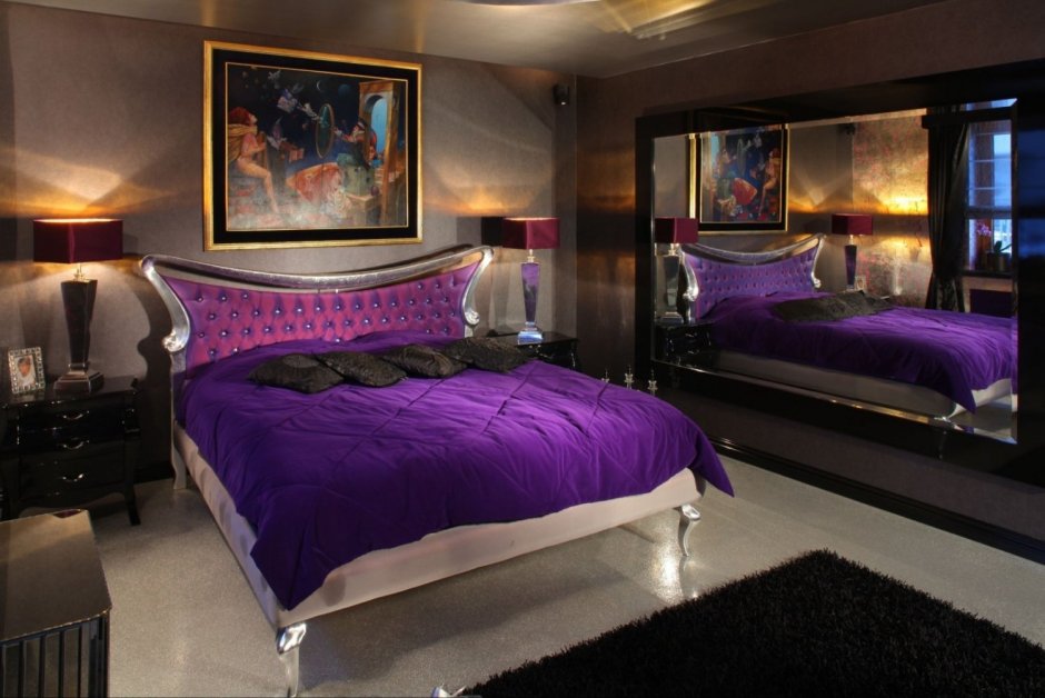 Фиолетовая кровать в интерьере
